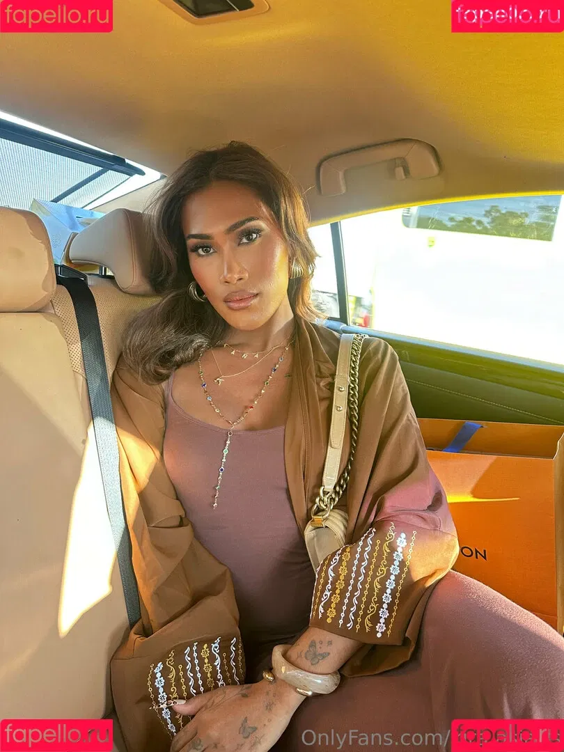 kira.asia.ts / kiranaroszie Onlyfans Photo Gallery 