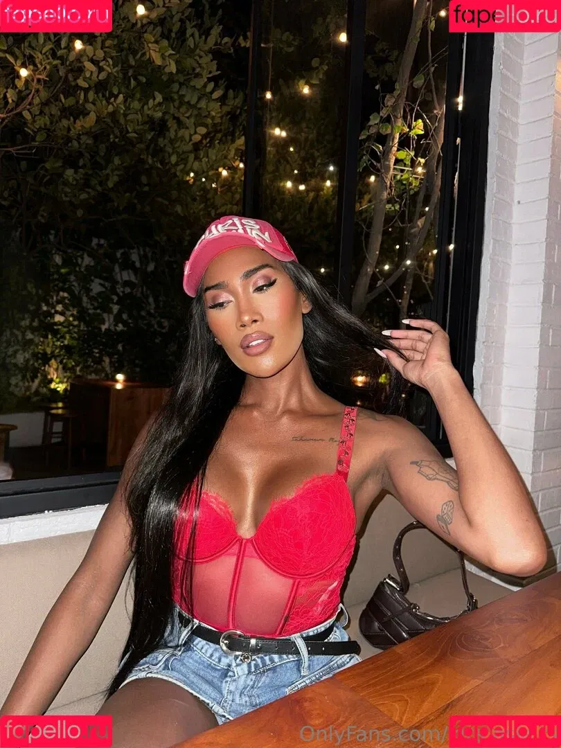 kira.asia.ts / kiranaroszie Onlyfans Photo Gallery 