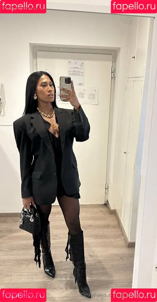 kira.asia.ts / kiranaroszie Onlyfans Photo Gallery 