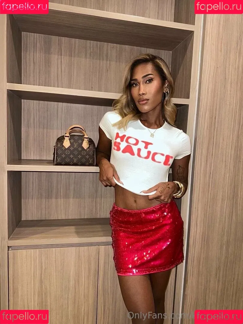 kira.asia.ts / kiranaroszie Onlyfans Photo Gallery 