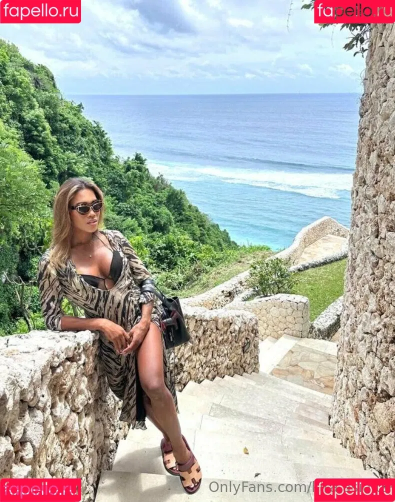 kira.asia.ts / kiranaroszie Onlyfans Photo Gallery 