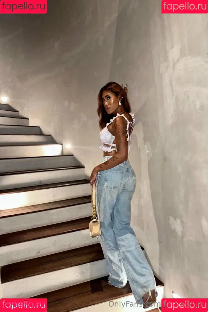 kira.asia.ts / kiranaroszie Onlyfans Photo Gallery 