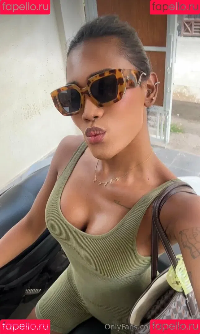 kira.asia.ts / kiranaroszie Onlyfans Photo Gallery 