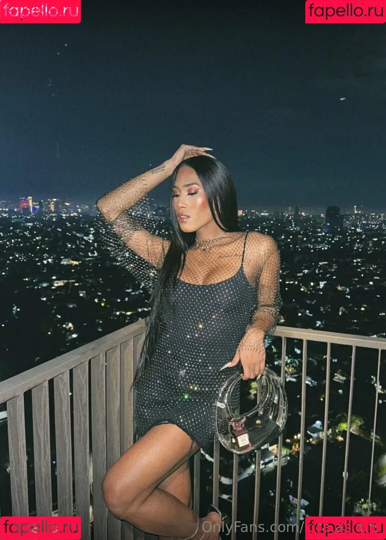 kira.asia.ts / kiranaroszie Onlyfans Photo Gallery 