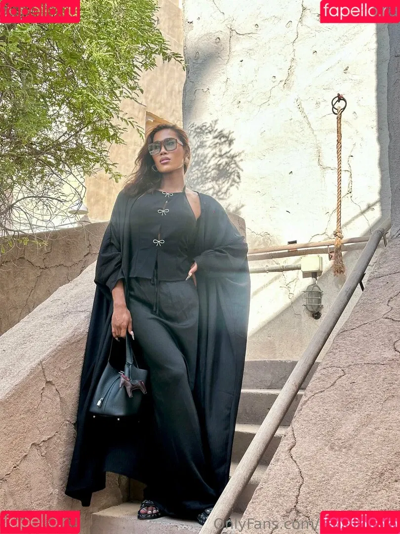 kira.asia.ts / kiranaroszie Onlyfans Photo Gallery 