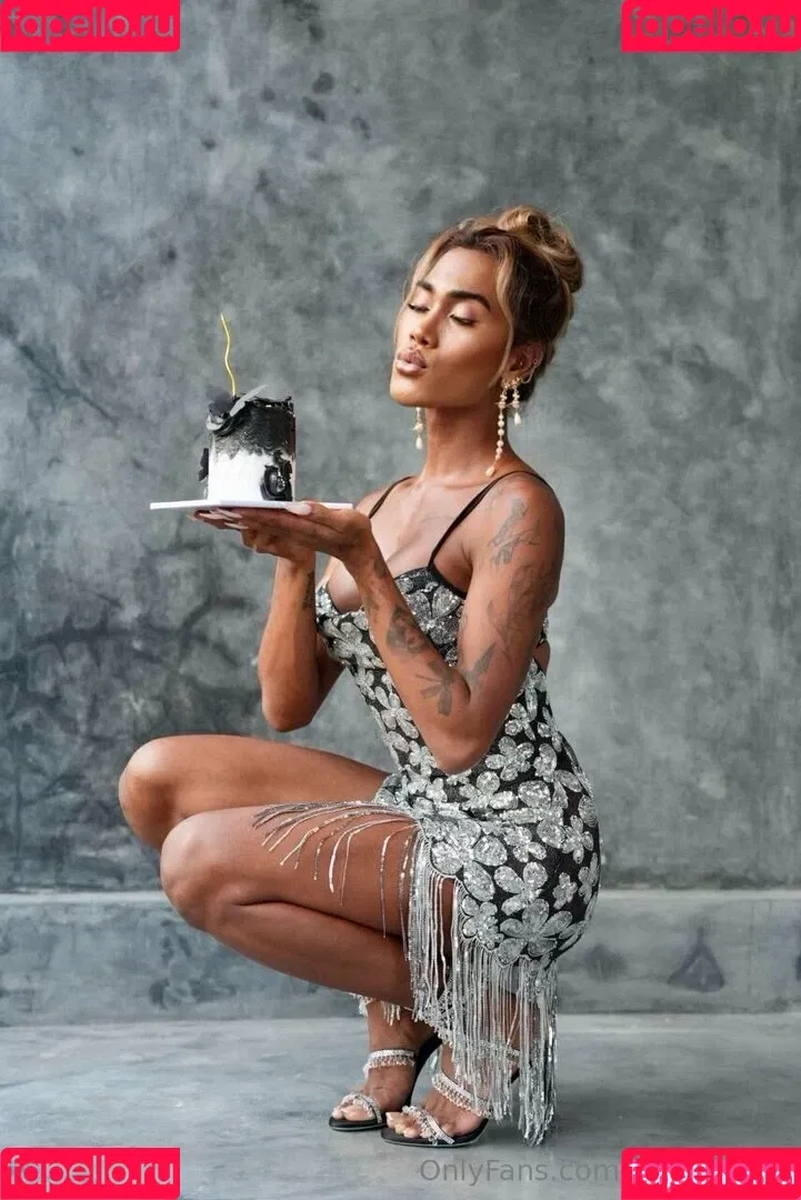 kira.asia.ts / kiranaroszie Onlyfans Photo Gallery 