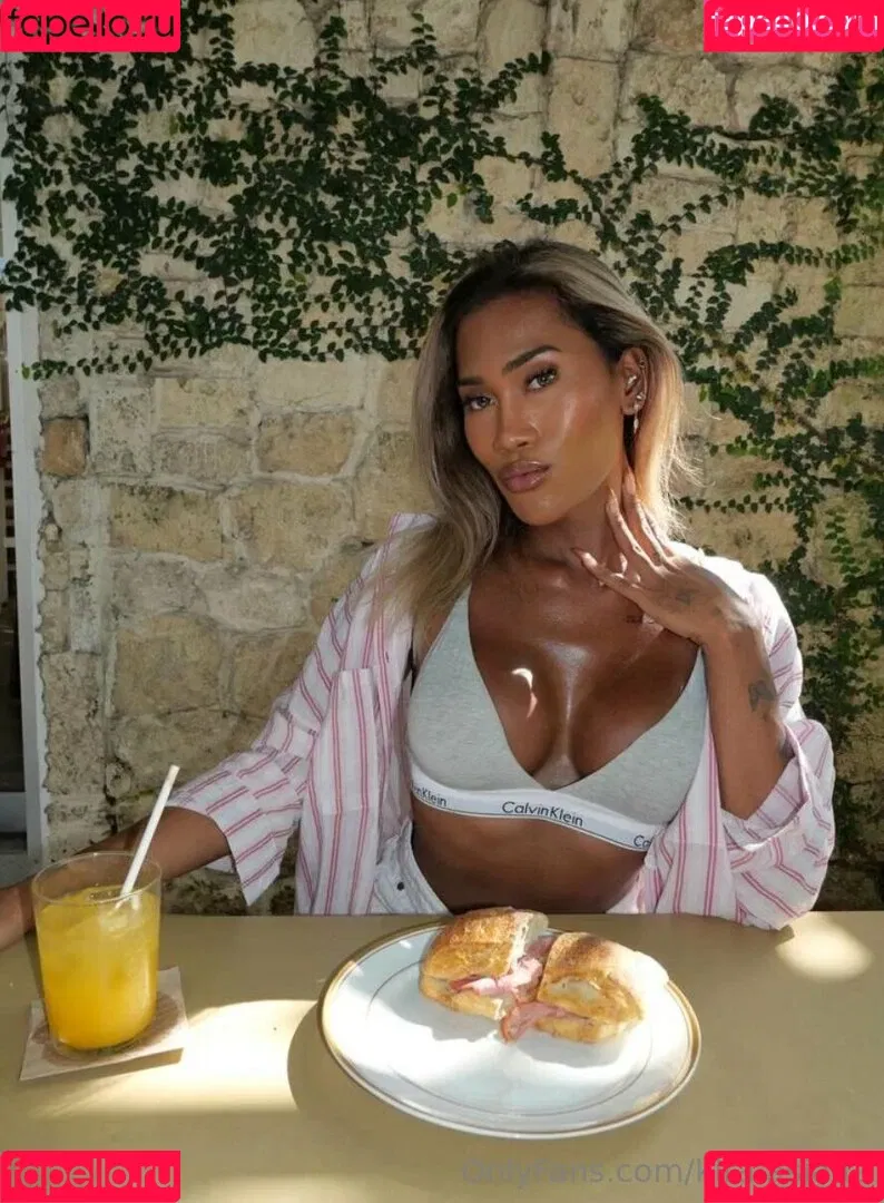 kira.asia.ts / kiranaroszie Onlyfans Photo Gallery 