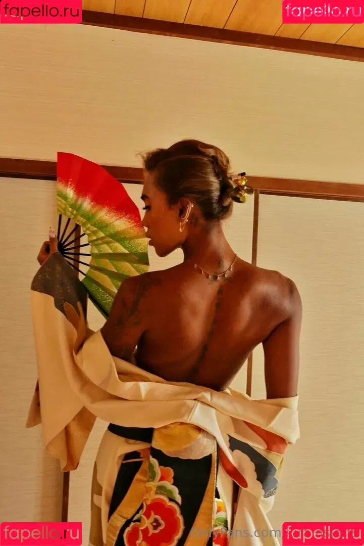 kira.asia.ts / kiranaroszie Onlyfans Photo Gallery 