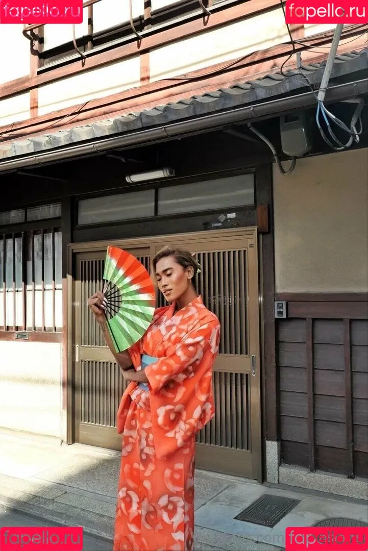 kira.asia.ts / kiranaroszie Onlyfans Photo Gallery 