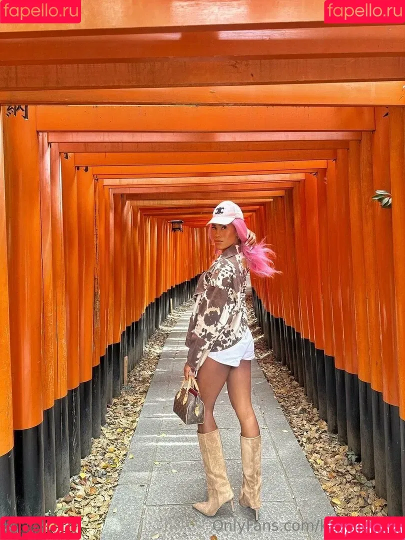 kira.asia.ts / kiranaroszie Onlyfans Photo Gallery 