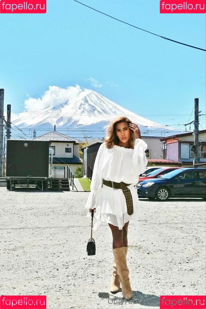 kira.asia.ts / kiranaroszie Onlyfans Photo Gallery 