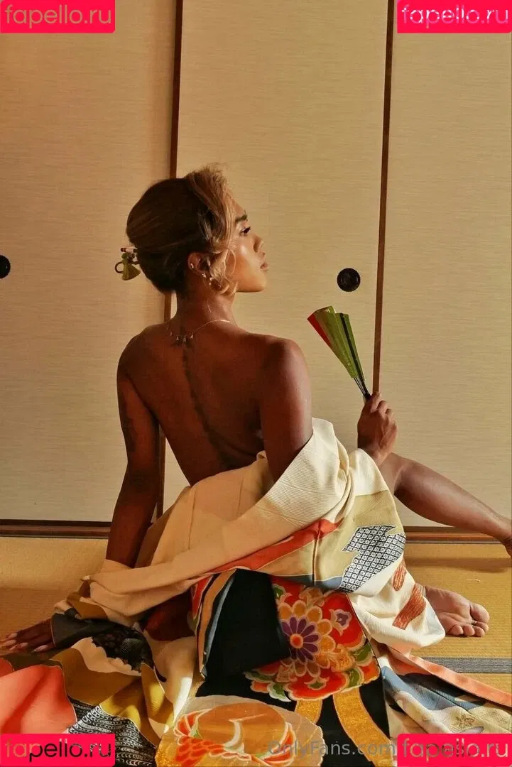 kira.asia.ts / kiranaroszie Onlyfans Photo Gallery 