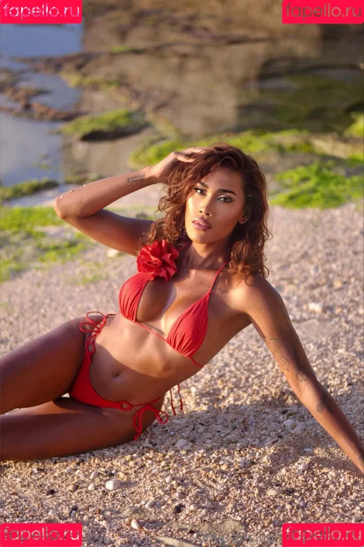 kira.asia.ts / kiranaroszie Onlyfans Photo Gallery 