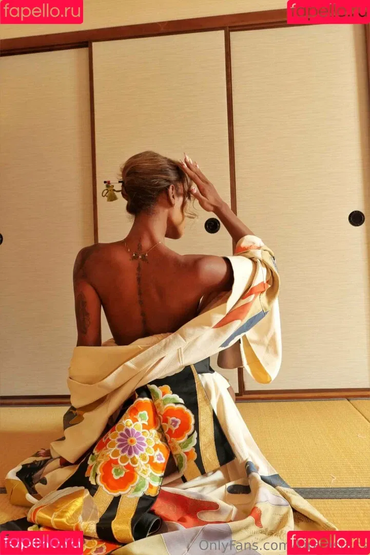 kira.asia.ts / kiranaroszie Onlyfans Photo Gallery 