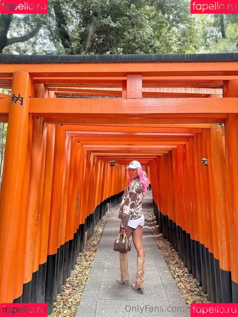 kira.asia.ts / kiranaroszie Onlyfans Photo Gallery 