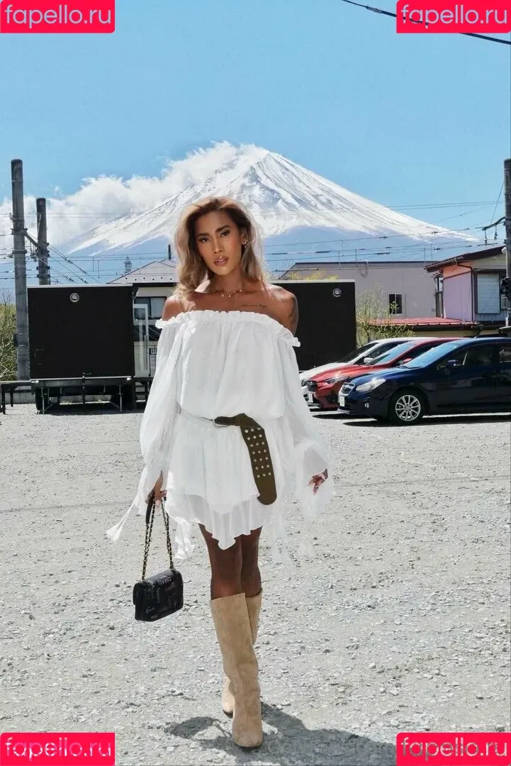 kira.asia.ts / kiranaroszie Onlyfans Photo Gallery 