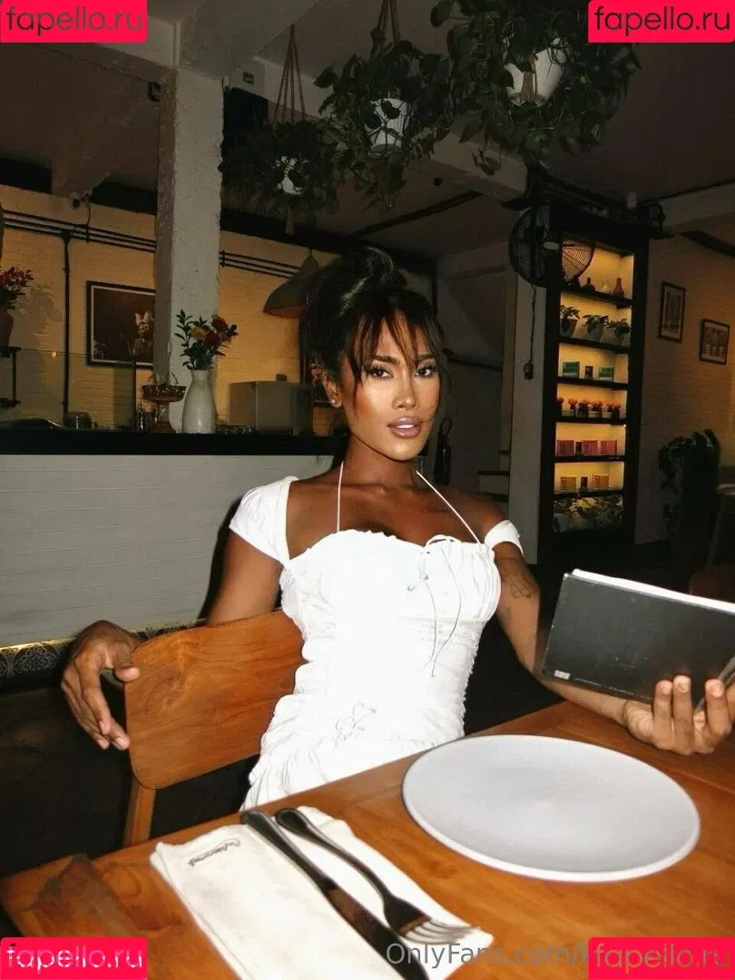 kira.asia.ts / kiranaroszie Onlyfans Photo Gallery 