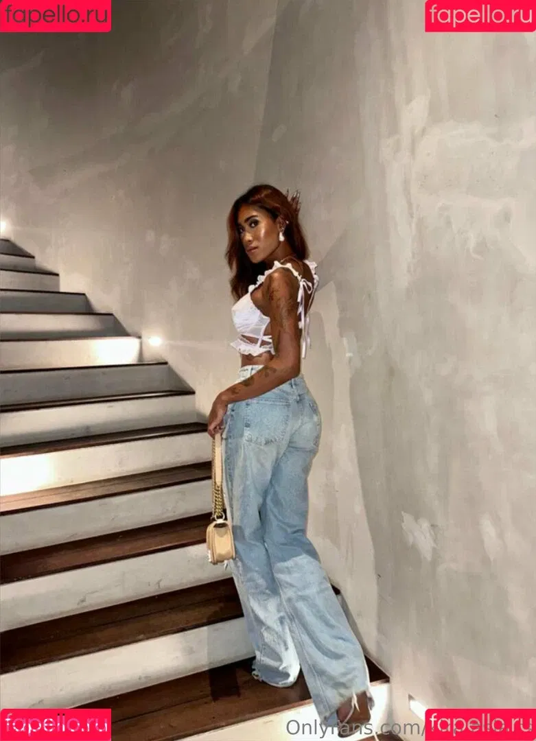 kira.asia.ts / kiranaroszie Onlyfans Photo Gallery 