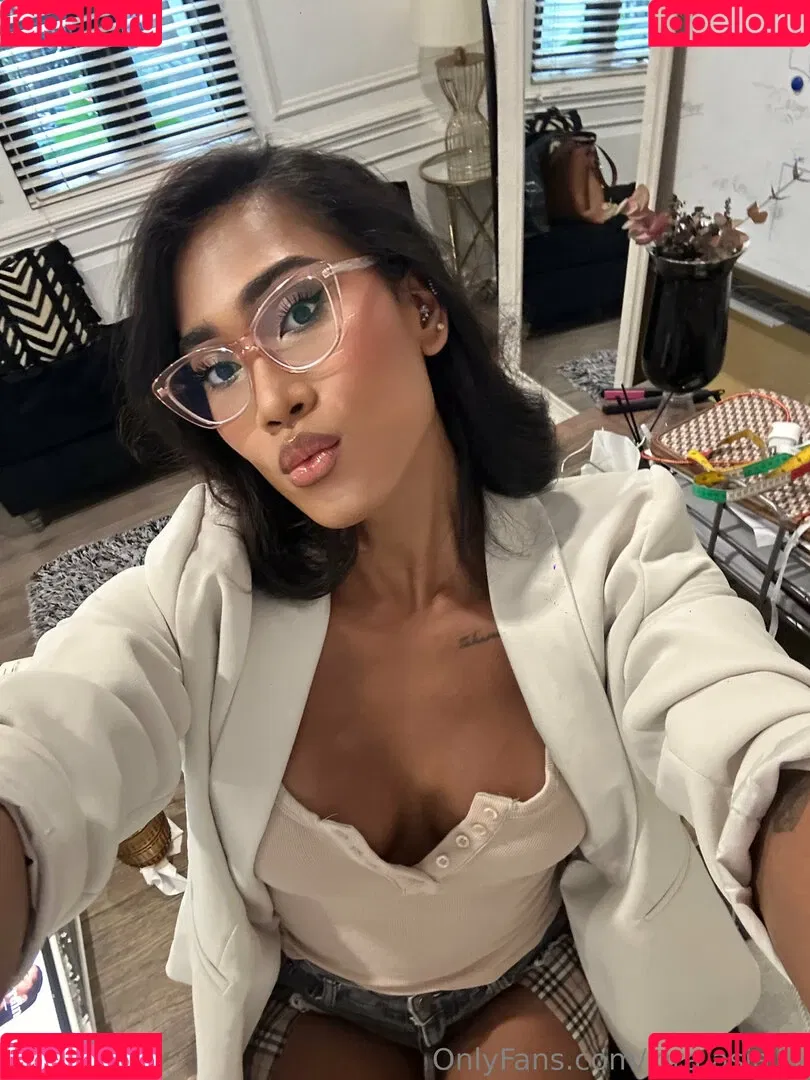 kira.asia.ts / kiranaroszie Onlyfans Photo Gallery 