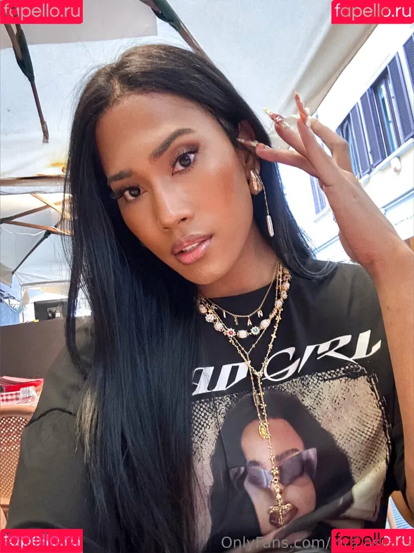 kira.asia.ts / kiranaroszie Onlyfans Photo Gallery 