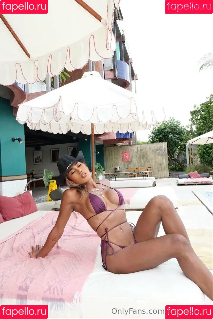 kira.asia.ts / kiranaroszie Onlyfans Photo Gallery 