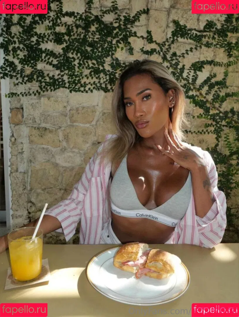 kira.asia.ts / kiranaroszie Onlyfans Photo Gallery 