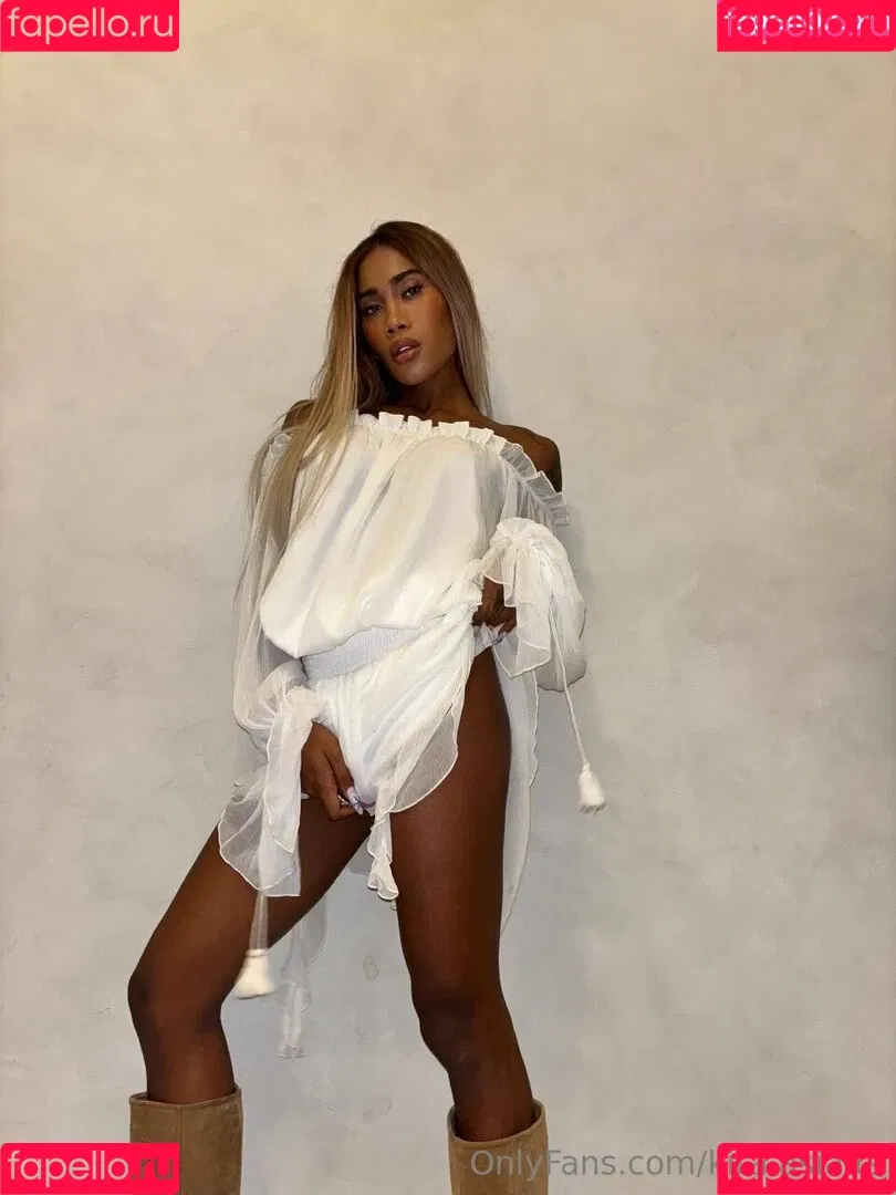 kira.asia.ts / kiranaroszie Onlyfans Photo Gallery 