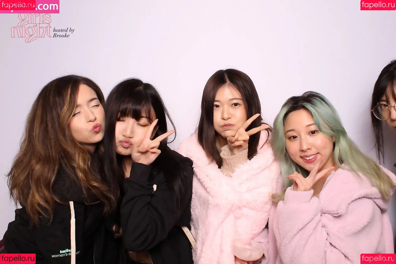 AriaSaki / simplyjustaria Onlyfans Photo Gallery 