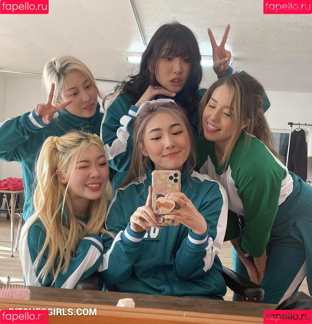 AriaSaki / simplyjustaria Onlyfans Photo Gallery 