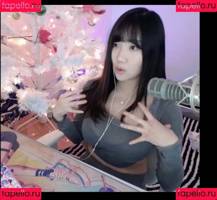 AriaSaki / simplyjustaria Onlyfans Photo Gallery 