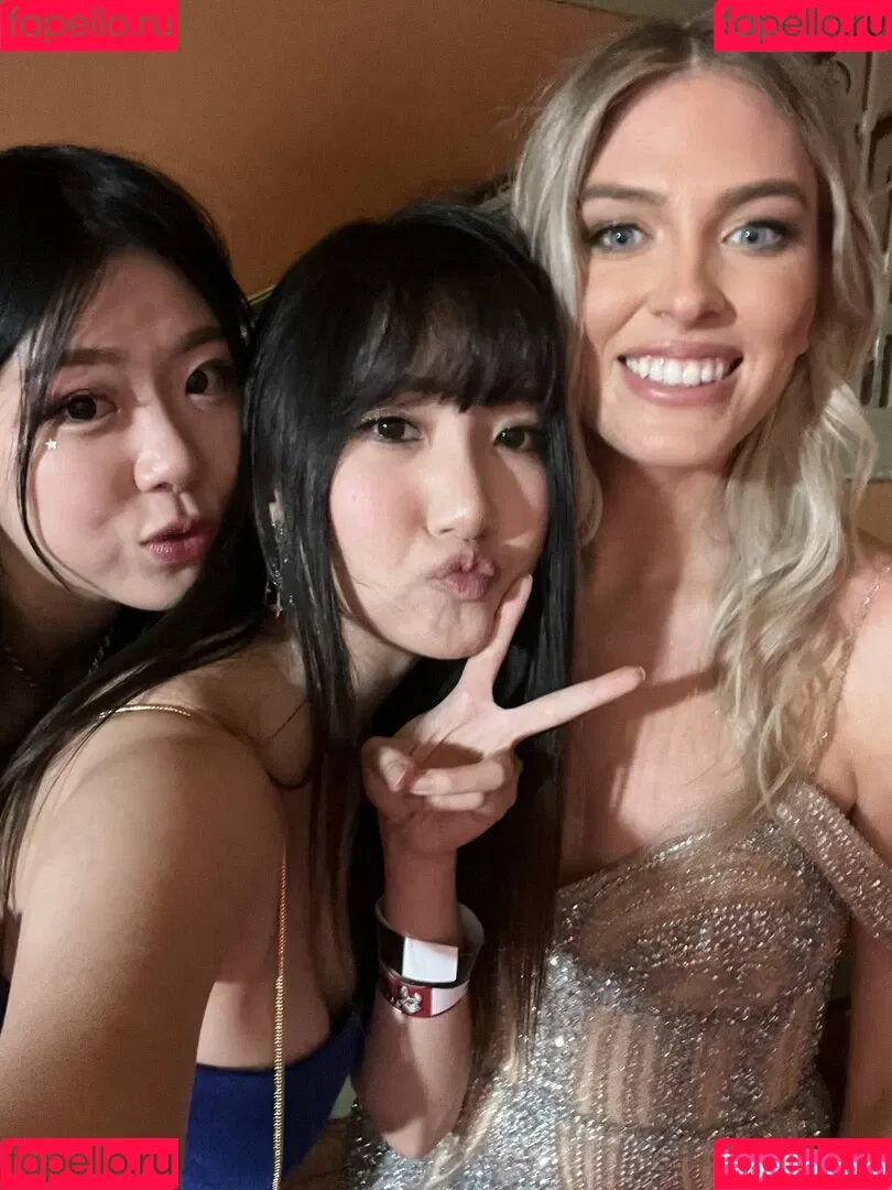 AriaSaki / simplyjustaria Onlyfans Photo Gallery 