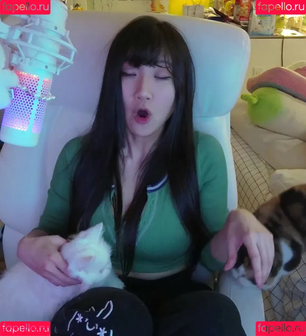 AriaSaki / simplyjustaria Onlyfans Photo Gallery 