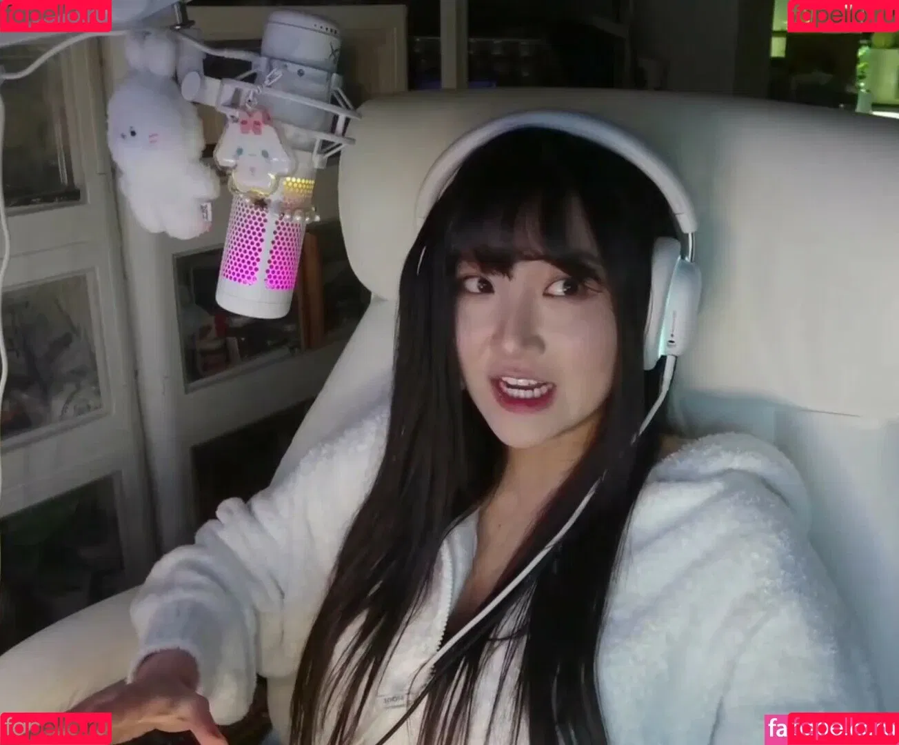 AriaSaki / simplyjustaria Onlyfans Photo Gallery 