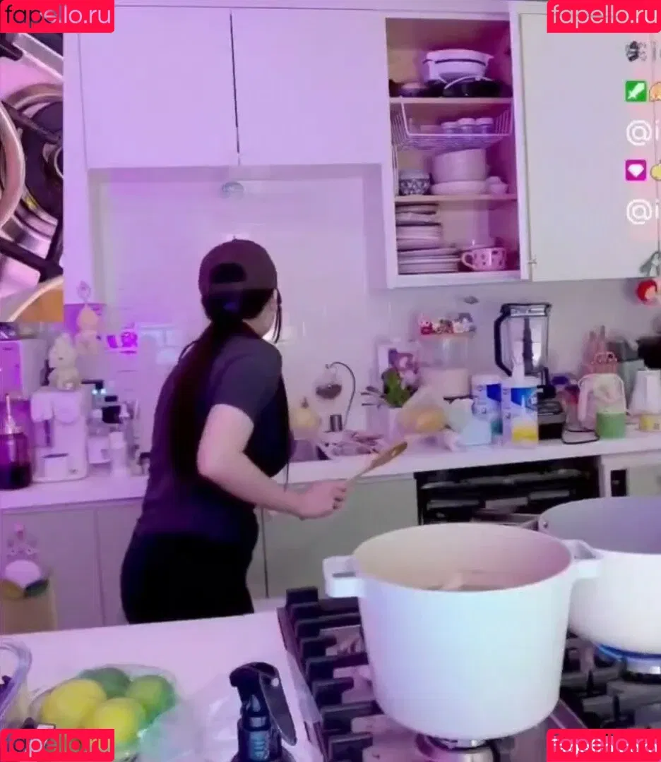 AriaSaki / simplyjustaria Onlyfans Photo Gallery 