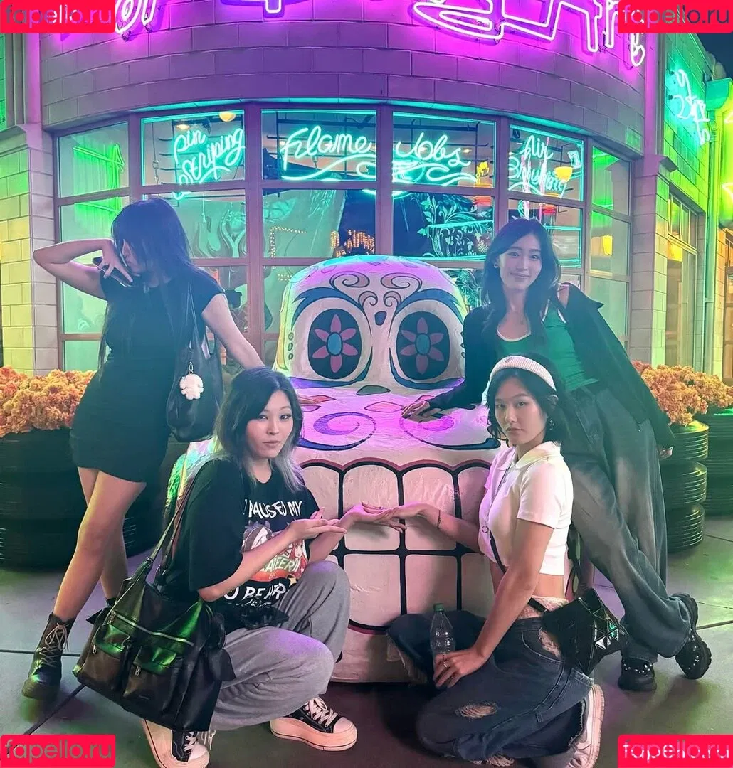 AriaSaki / simplyjustaria Onlyfans Photo Gallery 