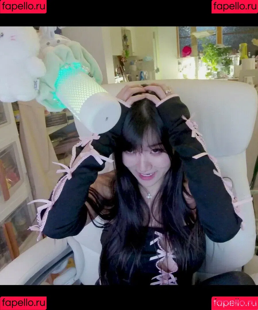 AriaSaki / simplyjustaria Onlyfans Photo Gallery 