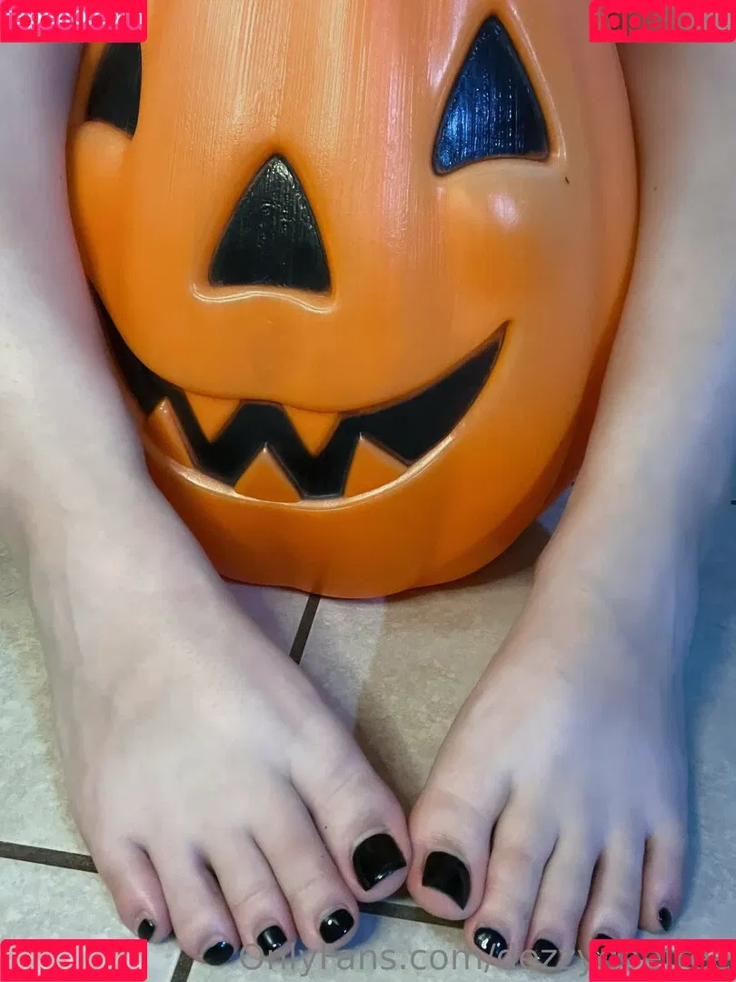 dedframe_ / dezzydoefree Onlyfans Photo Gallery 