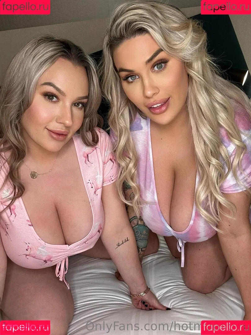 Lilly and penny / hotmomlove / hotmomlovex / pennylilylove Onlyfans Photo Gallery 