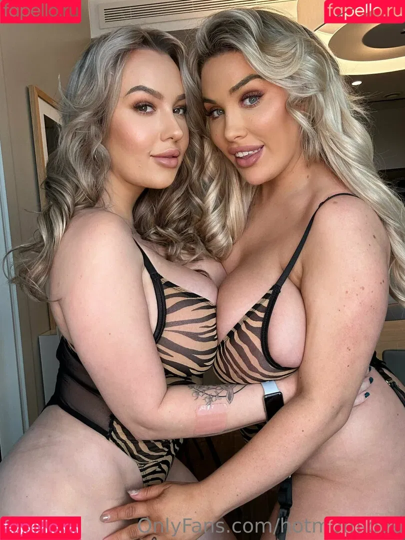 Lilly and penny / hotmomlove / hotmomlovex / pennylilylove Onlyfans Photo Gallery 