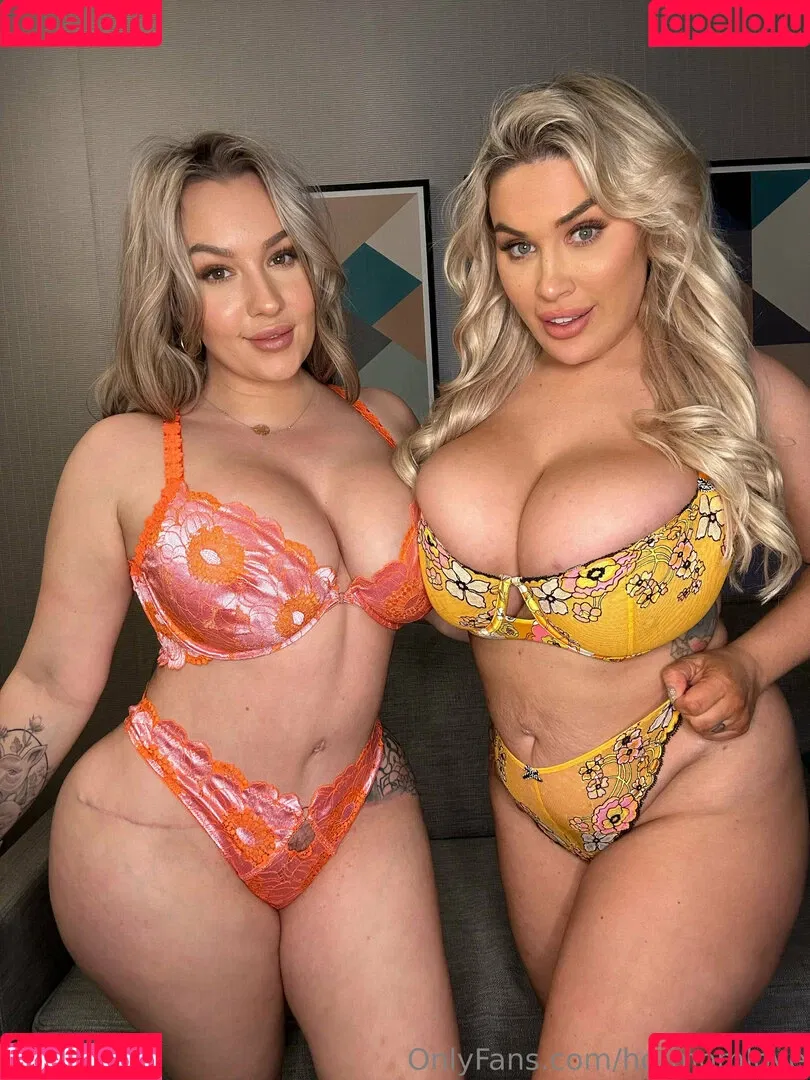 Lilly and penny / hotmomlove / hotmomlovex / pennylilylove Onlyfans Photo Gallery 