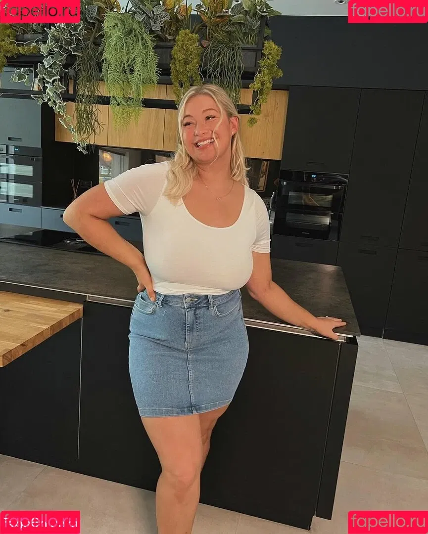 Carys Whittaker / busybeecarys / carys.whittaker / karlawhittake14 Onlyfans Photo Gallery 