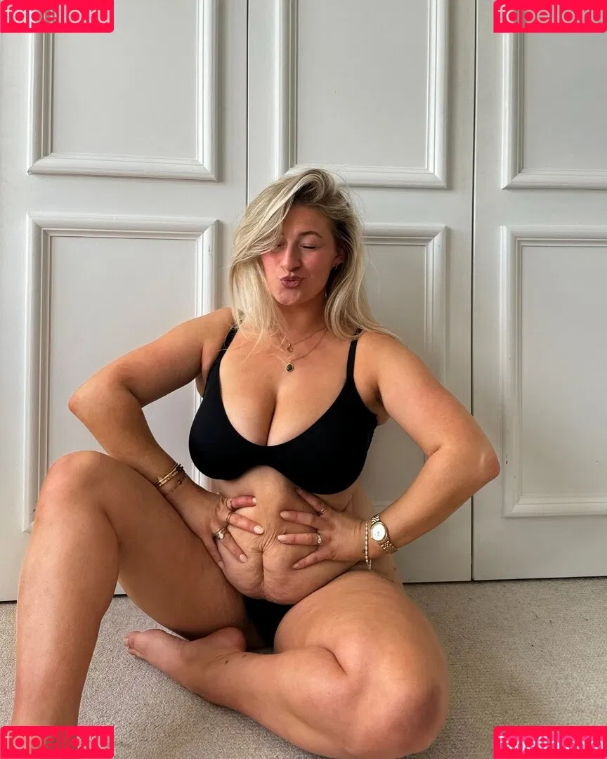 Carys Whittaker / busybeecarys / carys.whittaker / karlawhittake14 Onlyfans Photo Gallery 