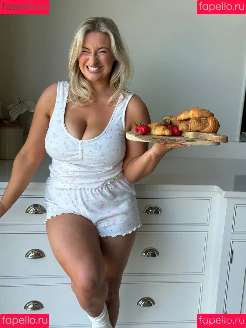 Carys Whittaker / busybeecarys / carys.whittaker / karlawhittake14 Onlyfans Photo Gallery 