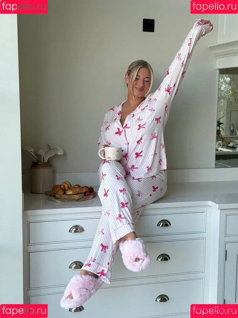 Carys Whittaker / busybeecarys / carys.whittaker / karlawhittake14 Onlyfans Photo Gallery 