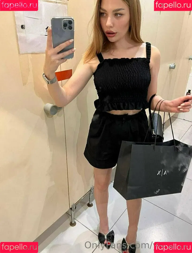 yara_ya / yaraya.ya Onlyfans Photo Gallery 