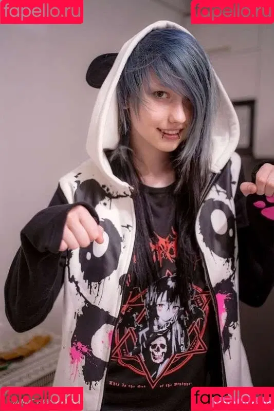 daddys-emo-girl / daddys_emo_girl / justemokitten / little_emo_kitten Onlyfans Photo Gallery 