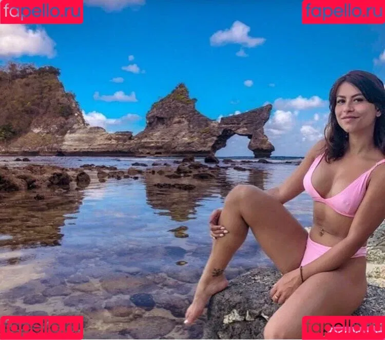 Justine Reine Marie / justinereineee / justinereinemarie Onlyfans Photo Gallery 