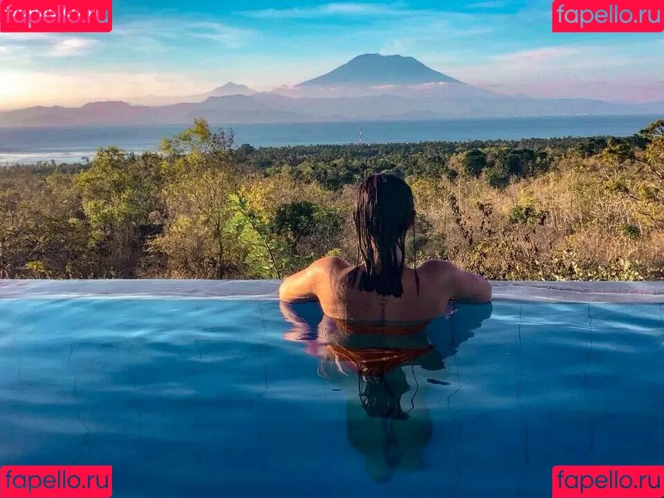 Justine Reine Marie / justinereineee / justinereinemarie Onlyfans Photo Gallery 