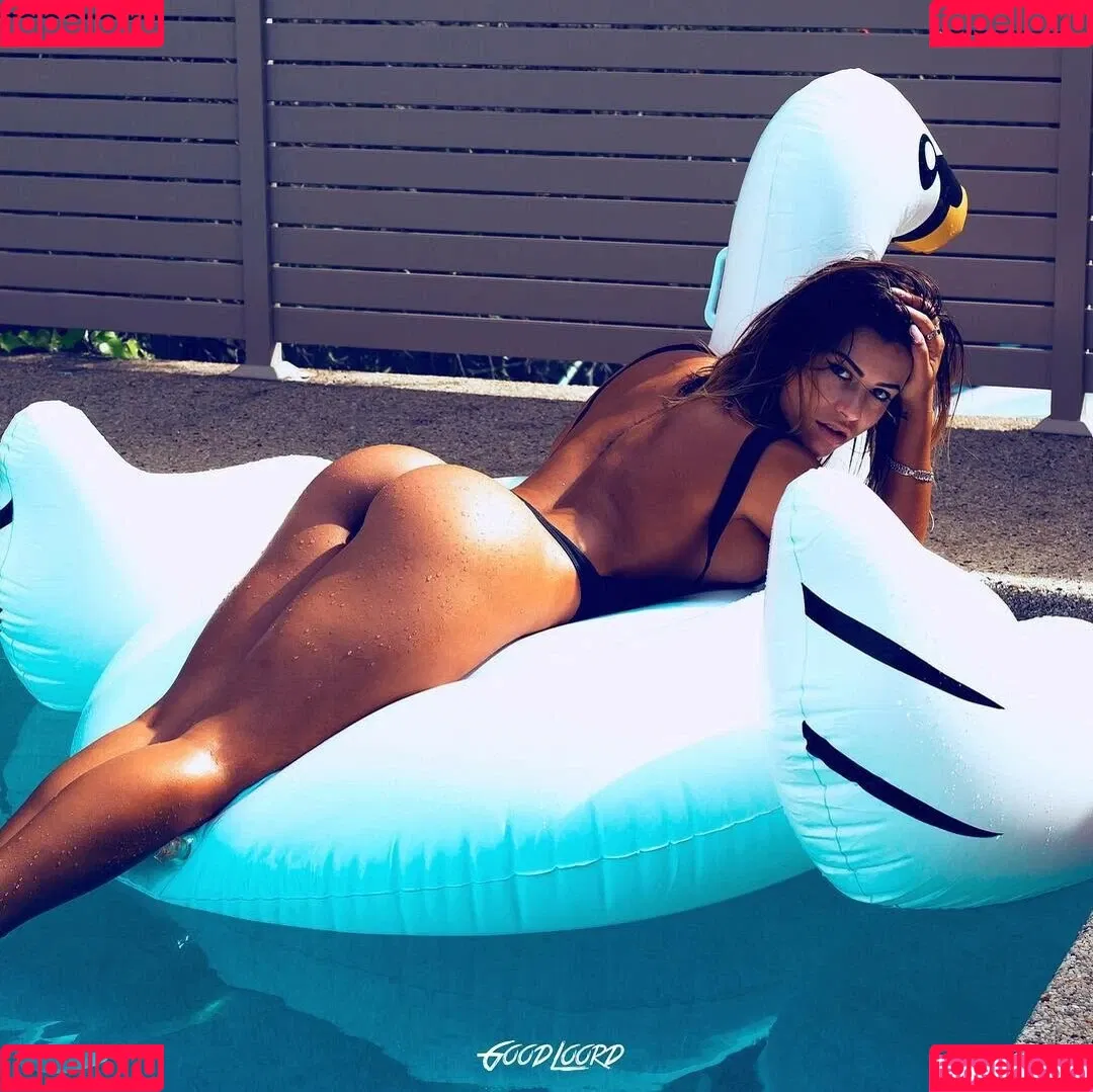 Justine Reine Marie / justinereineee / justinereinemarie Onlyfans Photo Gallery 