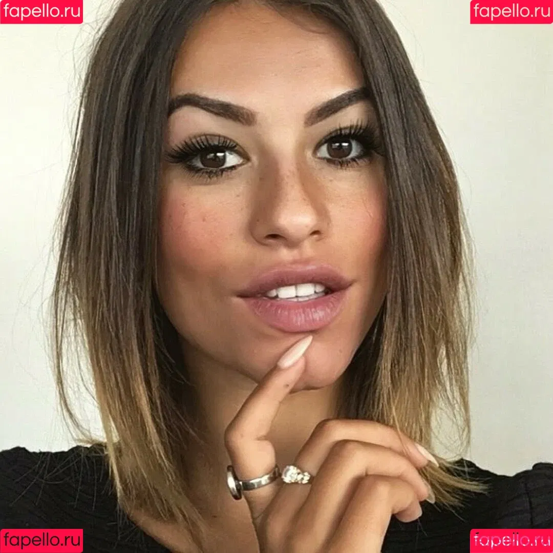 Justine Reine Marie / justinereineee / justinereinemarie Onlyfans Photo Gallery 